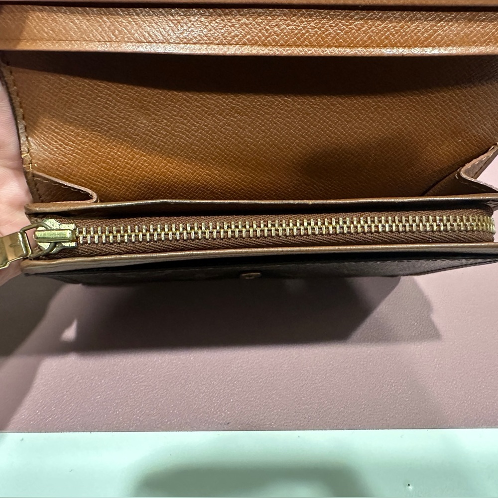 Great Condition - AUTHENTIC LV WALLET - Picture 9 of 13